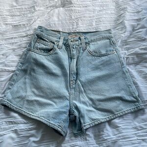 High loose Levi’s shorts